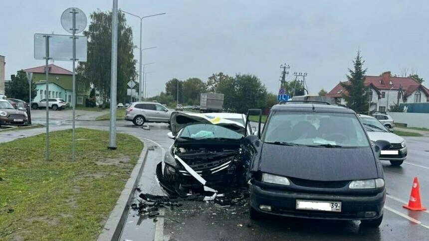 В Гурьевске минивэн на мокрой дороге вылетел на встречку и столкнулся с легковушкой (видео) - Новости Калининграда | Фото: ГИБДД Калининградской области