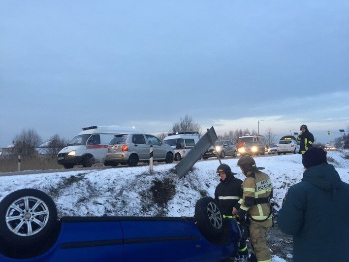 Под Зеленоградском автомобиль врезался в столб, упал в кювет и перевернулся - Новости Калининграда | Фото: очевидец