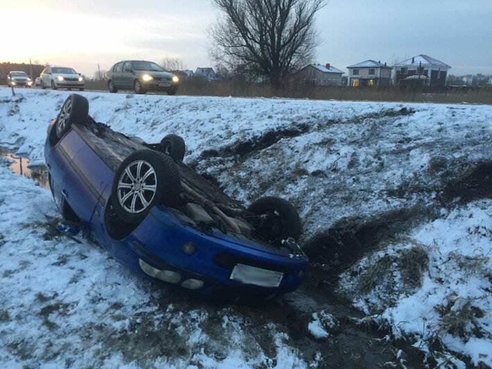 Под Зеленоградском автомобиль врезался в столб, упал в кювет и перевернулся - Новости Калининграда | Фото: очевидец