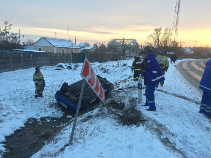 Под Зеленоградском автомобиль врезался в столб, упал в кювет и перевернулся - Новости Калининграда | Фото: очевидец