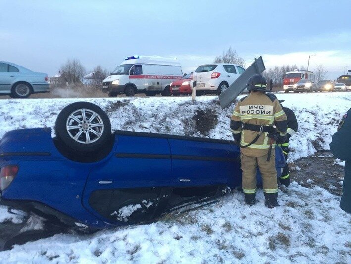 Под Зеленоградском автомобиль врезался в столб, упал в кювет и перевернулся - Новости Калининграда | Фото: очевидец