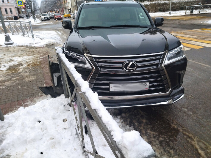 В Калининграде Lexus врезался в дорожное ограждение  - Новости Калининграда | Фото: очевидец