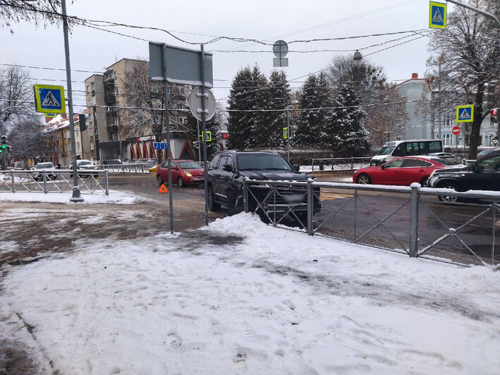 В Калининграде Lexus врезался в дорожное ограждение  - Новости Калининграда | Фото: очевидец