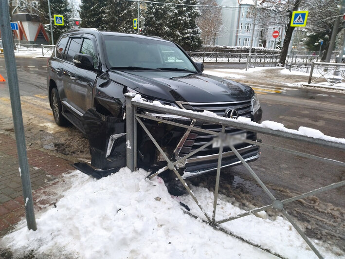 В Калининграде Lexus врезался в дорожное ограждение  - Новости Калининграда | Фото: очевидец