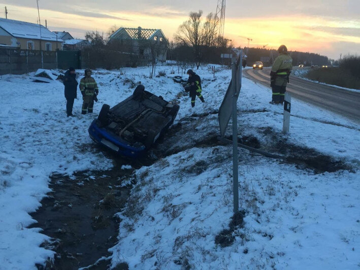 Под Зеленоградском автомобиль врезался в столб, упал в кювет и перевернулся - Новости Калининграда | Фото: очевидец