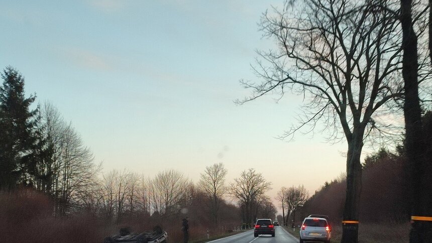 На трассе Калининград — Мамоново две машины перевернулись в кювет - Новости Калининграда | Фото: очевидец