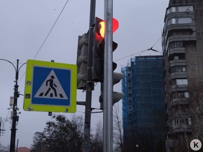 На Октябрьской в Калининграде поставили опору для нового светофора, загородив и сломав старый (фото) - Новости Калининграда | Фото: Ольга Запивалова
