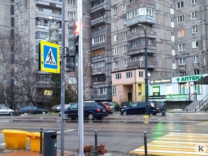 На Октябрьской в Калининграде поставили опору для нового светофора, загородив и сломав старый (фото) - Новости Калининграда | Фото: Ольга Запивалова