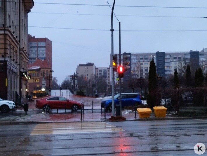На Октябрьской в Калининграде поставили опору для нового светофора, загородив и сломав старый (фото) - Новости Калининграда | Фото: Ольга Запивалова