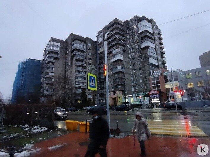 На Октябрьской в Калининграде поставили опору для нового светофора, загородив и сломав старый (фото) - Новости Калининграда | Фото: Ольга Запивалова