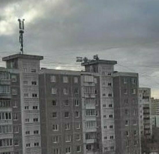 Увезли, но обещали вернуть: на Согласия демонтировали вышку сотовой связи, упавшую из-за ночного шторма - Новости Калининграда | Фото очевидца