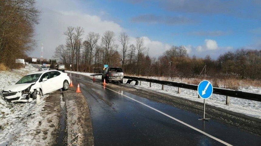 Машину развернуло и вынесло на встречку: под Калининградом из-за гололёда столкнулись две легковушки - Новости Калининграда | Фото: ГИБДД региона