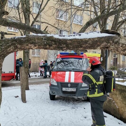 Девять человек спасено, 25 — эвакуировано: на Нансена загорелась пятиэтажка - Новости Калининграда | Фото: МЧС России