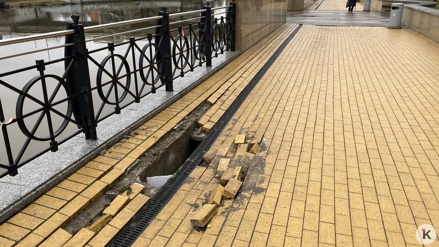 Тротуар сползает в реку: на набережной Трибуца образовались новые провалы (фоторепортаж) - Новости Калининграда | Фото: «Клопс»