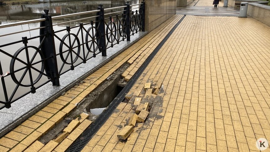 Тротуар сползает в реку: на набережной Трибуца образовались новые провалы (фоторепортаж) - Новости Калининграда | Фото: «Клопс»