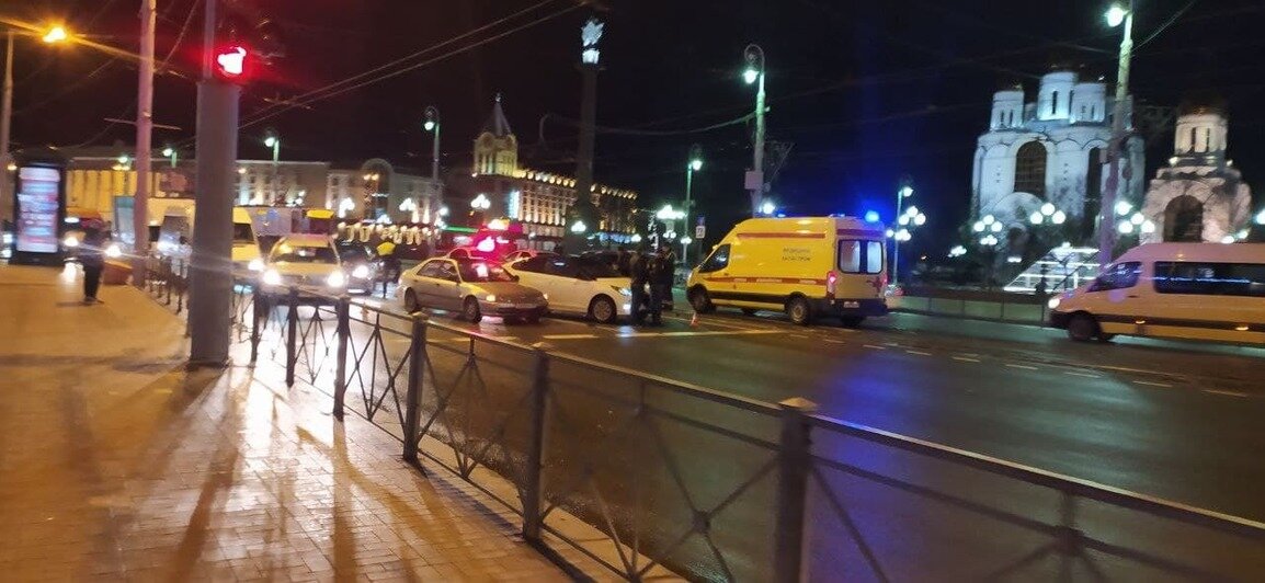 Не справился с управлением и вылетел на встречку: в центре Калининграда произошло ДТП с участием четырёх авто - Новости Калининграда | Фото: Александр Пищик