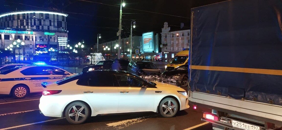 Не справился с управлением и вылетел на встречку: в центре Калининграда произошло ДТП с участием четырёх авто - Новости Калининграда | Фото: Александр Пищик