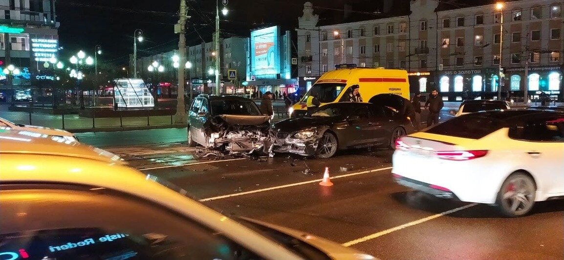 Не справился с управлением и вылетел на встречку: в центре Калининграда произошло ДТП с участием четырёх авто - Новости Калининграда | Фото: Александр Пищик