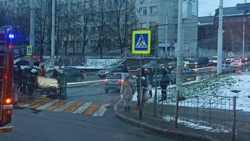 Моряк и находится в рейсе: что известно об отце мальчика, которого сбили на Моспроспекте вместе с матерью - Новости Калининграда | Фото: очевидцы