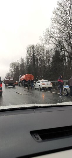 На Приморском кольце бензовоз столкнулся с легковушкой (видео) - Новости Калининграда | Фото от очевидца