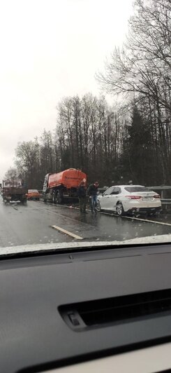 На Приморском кольце бензовоз столкнулся с легковушкой (видео) - Новости Калининграда | Фото от очевидца