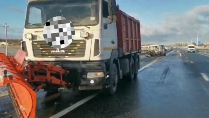 В Калининграде снегоуборщик наехал на фургон, водителя с тяжёлыми травмами увезли на скорой (видео) - Новости Калининграда | Фото: скриншот с видео