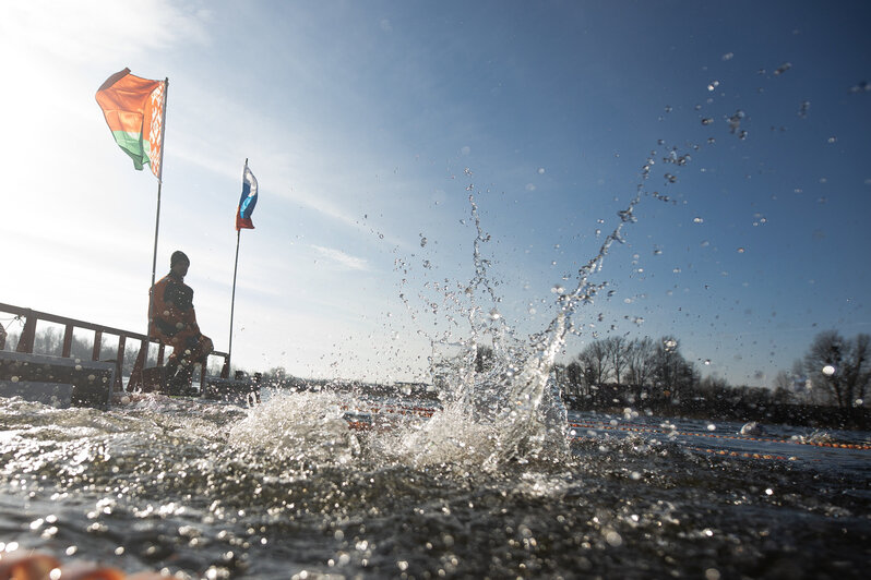 В Калининграде «моржи» состязались в ледяной воде (фоторепортаж) - Новости Калининграда | Фото: Александр Подгорчук / «Клопс»