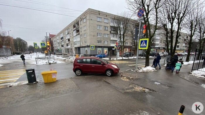 Если автомобиль выезжает, другому не заехать | Фото: Александр Подгорчук / «Клопс»