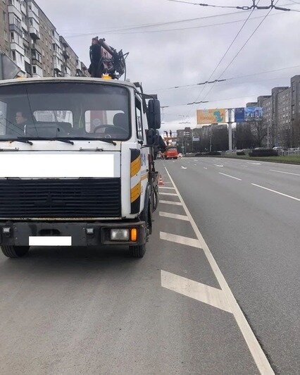 В Калининграде эвакуатор оборвал троллейбусные провода, пострадали два пешехода - Новости Калининграда | Фото: ГИБДД региона