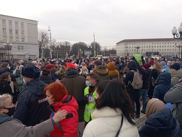 На площади Победы в Калининграде проходит несанкционированная акция (фото) - Новости Калининграда | Фото: «Клопс»