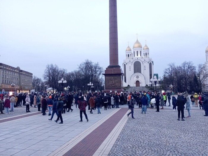 На площади Победы в Калининграде проходит несанкционированная акция (фото) - Новости Калининграда | Фото: «Клопс»