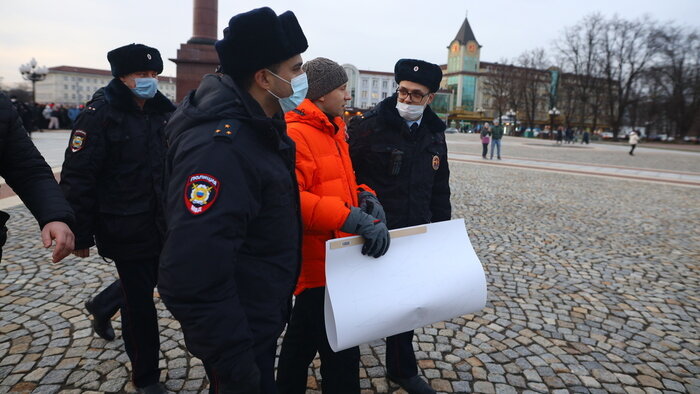 В Калининграде начали задерживать протестующих на несанкционированной акции (фото)   - Новости Калининграда | Фото: «Клопс»