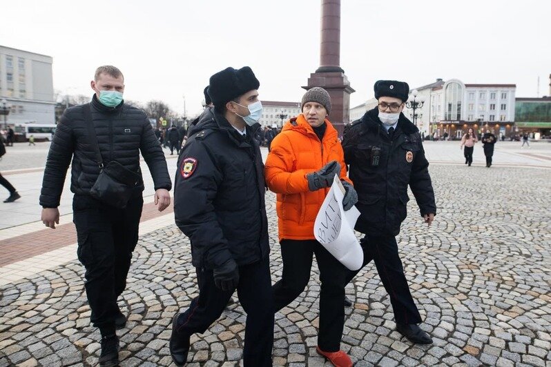 В Калининграде прошла несанкционированная акция против спецоперации РФ на Украине (фоторепортаж) - Новости Калининграда | Фото: Александр Подгорчук / «Клопс»