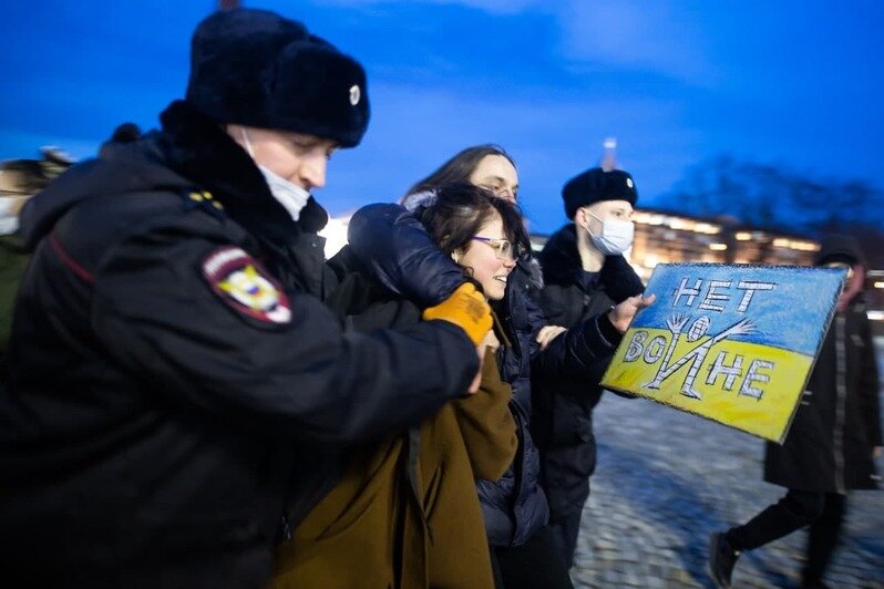 В Калининграде прошла несанкционированная акция против спецоперации РФ на Украине (фоторепортаж) - Новости Калининграда | Фото: Александр Подгорчук / «Клопс»