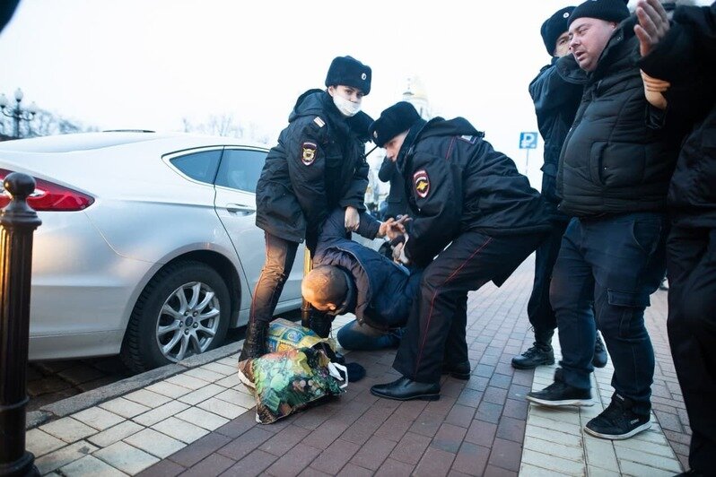 В Калининграде прошла несанкционированная акция против спецоперации РФ на Украине (фоторепортаж) - Новости Калининграда | Фото: Александр Подгорчук / «Клопс»