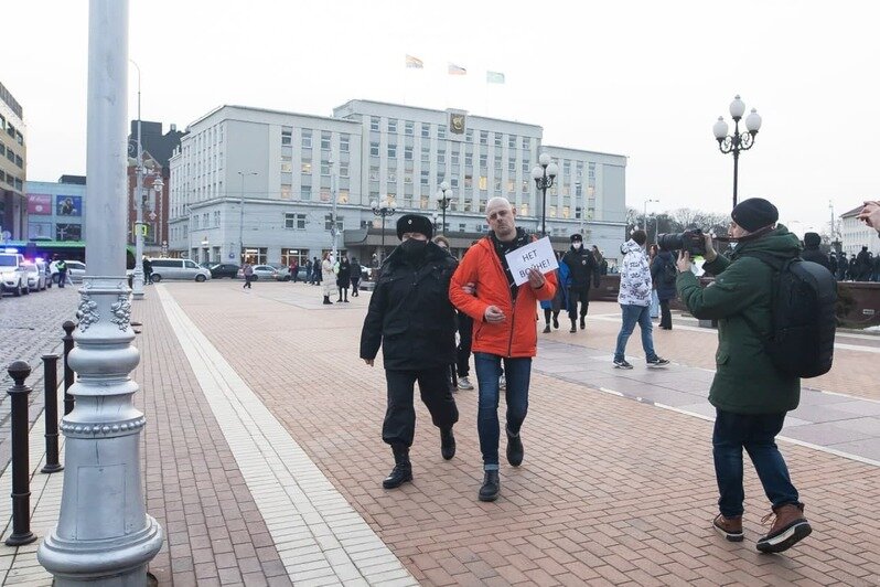 В Калининграде прошла несанкционированная акция против спецоперации РФ на Украине (фоторепортаж) - Новости Калининграда | Фото: Александр Подгорчук / «Клопс»