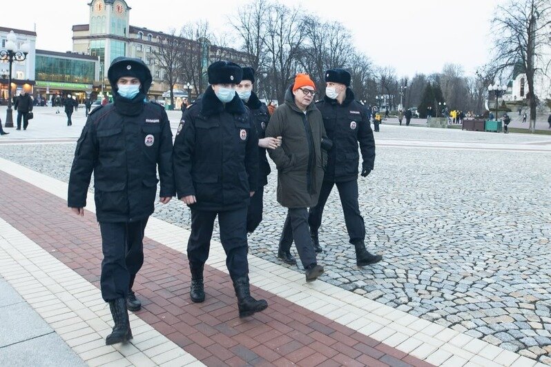 В Калининграде прошла несанкционированная акция против спецоперации РФ на Украине (фоторепортаж) - Новости Калининграда | Фото: Александр Подгорчук / «Клопс»