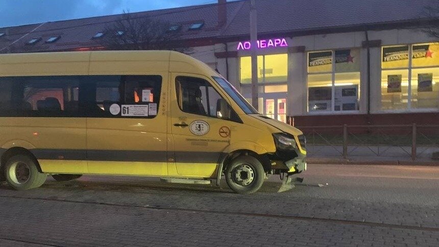 В Калининграде на Черняховского столкнулись маршрутка и Audi - Новости Калининграда | Фото: очевидец