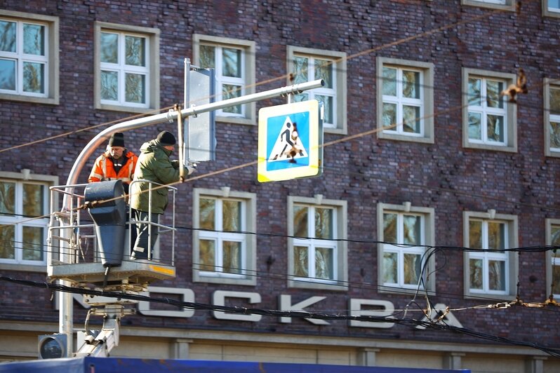 В центре Калининграда устанавливают новый светофор (фото) - Новости Калининграда | Фото: Александр Подгорчук / «Клопс»