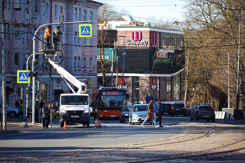В центре Калининграда устанавливают новый светофор (фото) - Новости Калининграда | Фото: Александр Подгорчук / «Клопс»