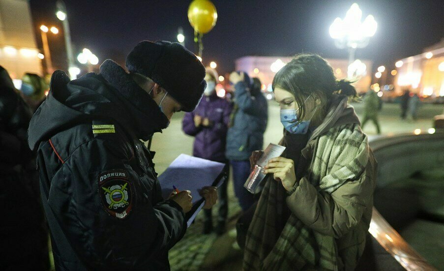 В Калининграде прошла очередная акция против спецоперации РФ на Украине (фоторепортаж) - Новости Калининграда | Фото: Александр Подгорчук / «Клопс»