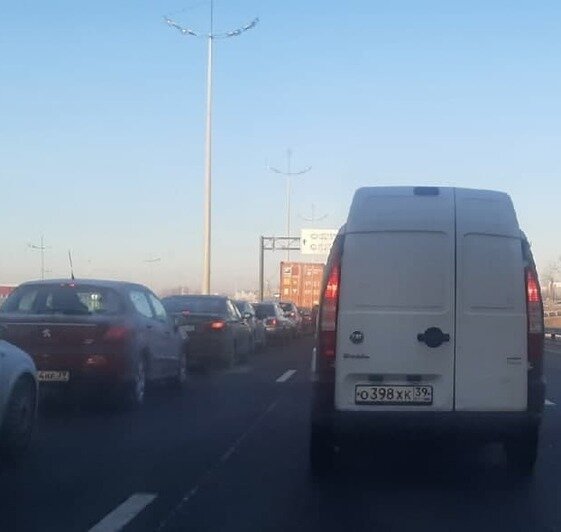 На Моспроспекте столкнулись легковушка и троллейбус, образовалась пробка - Новости Калининграда | Фото: очевидцы