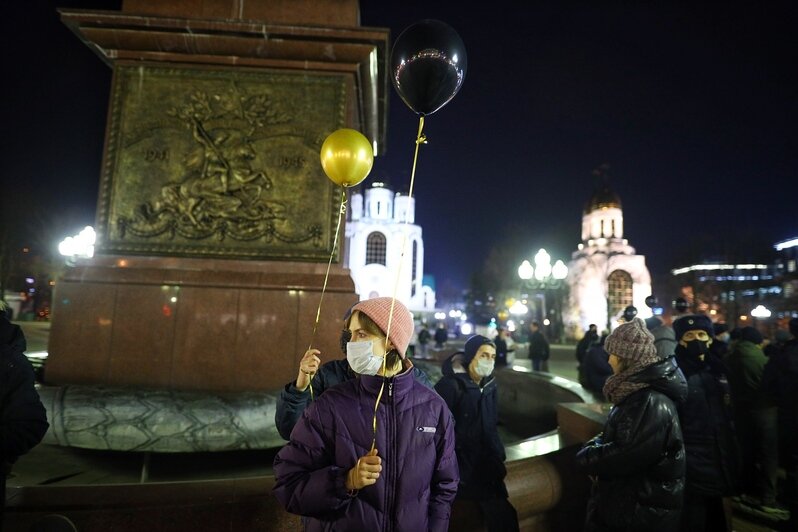 В Калининграде прошла очередная акция против спецоперации РФ на Украине (фоторепортаж) - Новости Калининграда | Фото: Александр Подгорчук / «Клопс»