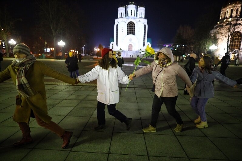 В Калининграде прошла очередная акция против спецоперации РФ на Украине (фоторепортаж) - Новости Калининграда | Фото: Александр Подгорчук / «Клопс»