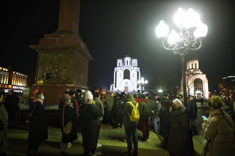 В Калининграде прошла очередная акция против спецоперации РФ на Украине (фоторепортаж) - Новости Калининграда | Фото: Александр Подгорчук / «Клопс»