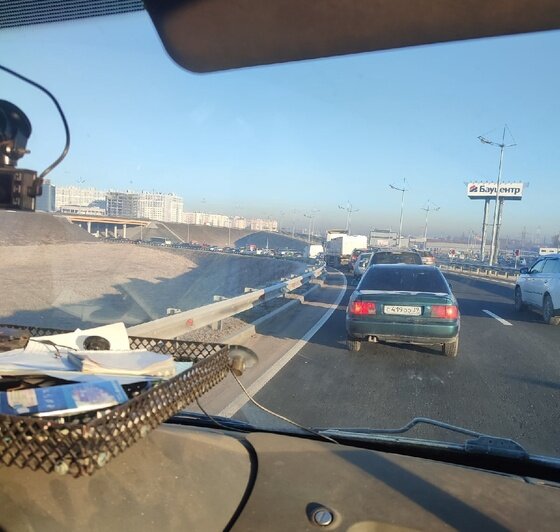 На Моспроспекте столкнулись легковушка и троллейбус, образовалась пробка - Новости Калининграда | Фото: очевидцы