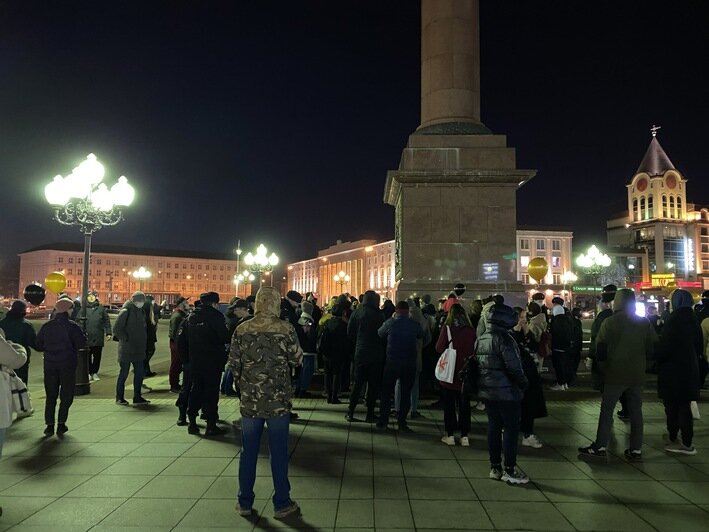 В Калининграде прошла очередная акция против спецоперации РФ на Украине (фоторепортаж) - Новости Калининграда | Фото: Александр Подгорчук / «Клопс»