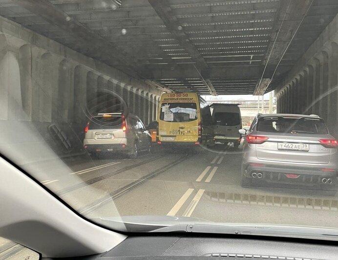 Под мостом у Южного вокзала столкнулись две маршрутки, часть Московского района встала в пробке - Новости Калининграда | Фото: очевидец