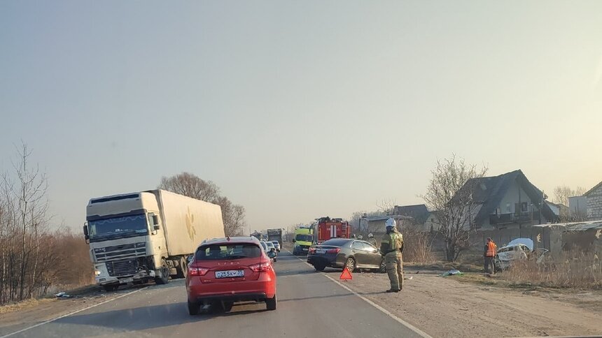Фура врезалась в легковушку, та отлетела в другую машину: на Окружной произошло тройное ДТП (видео) - Новости Калининграда | Фото: очевидец