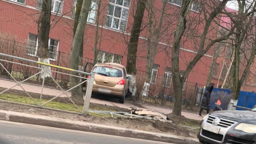 В Калининграде на Фрунзе легковушка снесла дорожный забор и врезалась в школьный - Новости Калининграда